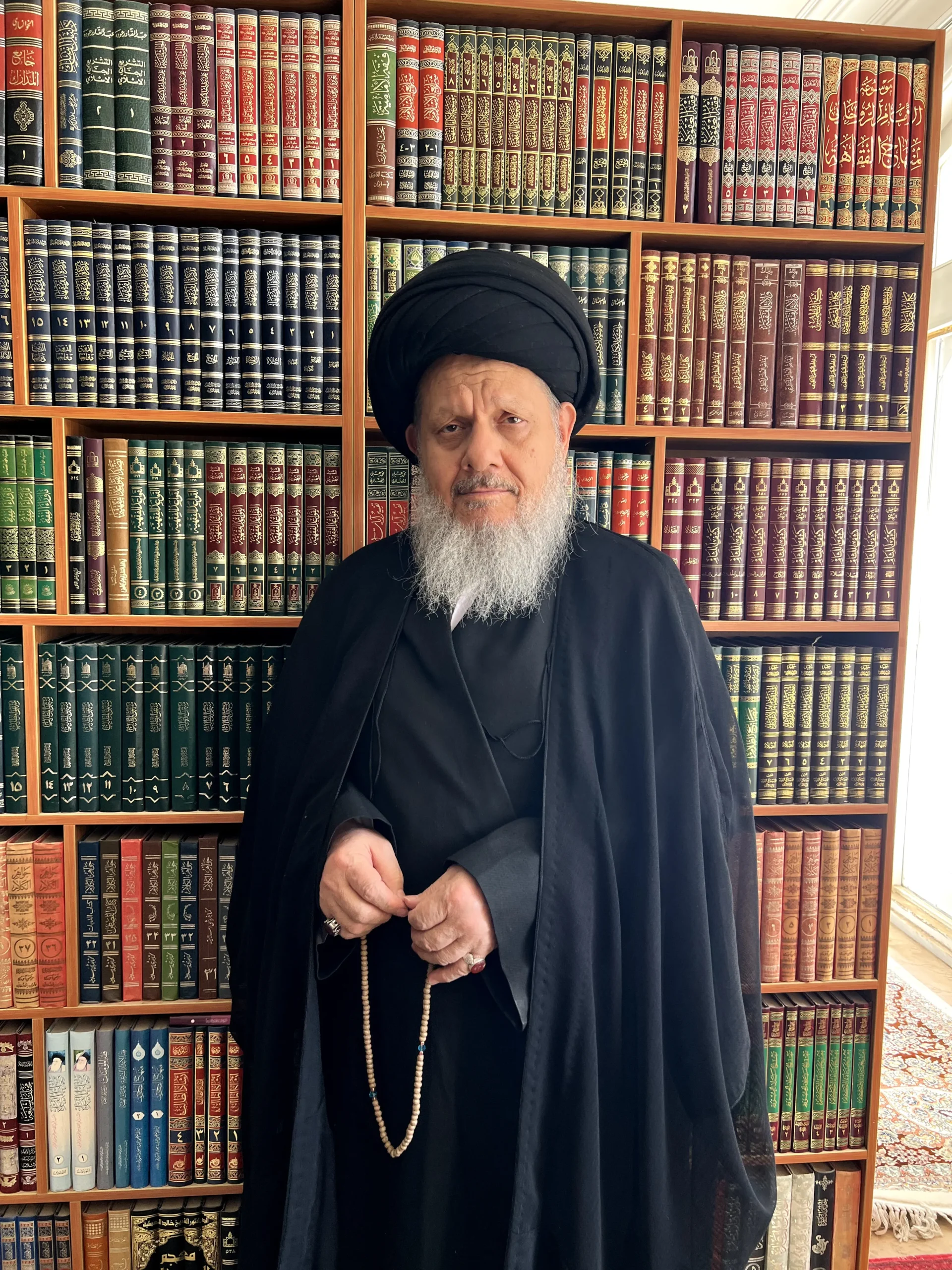 سماحة السيد كمال الحيدري أمام مكتبته